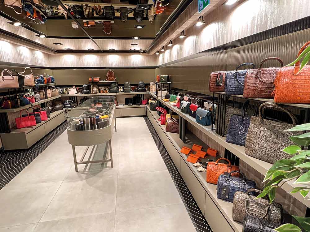 Mahal Hasan — это синоним роскоши и высочайшего качества в мире меха и кожи в Стамбуле. Мы предлагаем эксклюзивные изделия, созданные из лучших натуральных материалов. У нас вы найдете широкий ассортимент меховых и кожаных курток, шуб и жилетов, которые станут настоящим украшением вашего гардероба. Если вы ищете где купить мех и кожу в Стамбуле, то Mahal Hasan — это место, где вы найдете идеальное сочетание стиля и комфорта.