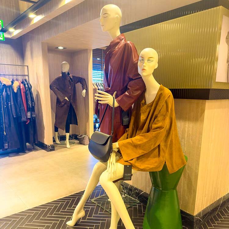 Mahal Hasan — это синоним роскоши и высочайшего качества в мире меха и кожи в Стамбуле. Мы предлагаем эксклюзивные изделия, созданные из лучших натуральных материалов. У нас вы найдете широкий ассортимент меховых и кожаных курток, шуб и жилетов, которые станут настоящим украшением вашего гардероба. Если вы ищете где купить мех и кожу в Стамбуле, то Mahal Hasan — это место, где вы найдете идеальное сочетание стиля и комфорта.