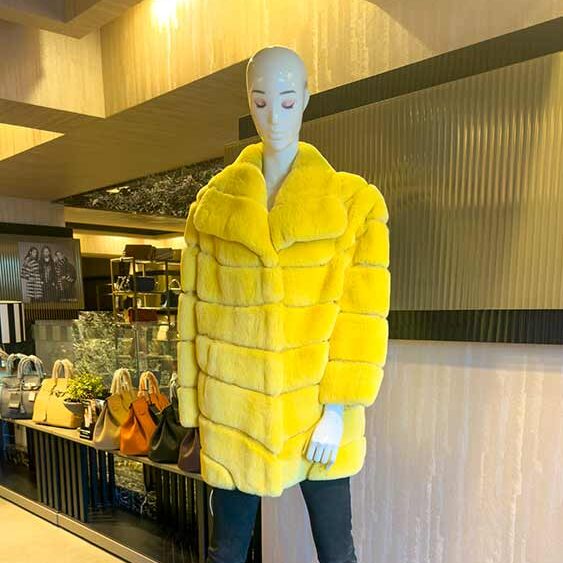 Mahal Hasan — это синоним роскоши и высочайшего качества в мире меха и кожи в Стамбуле. Мы предлагаем эксклюзивные изделия, созданные из лучших натуральных материалов. У нас вы найдете широкий ассортимент меховых и кожаных курток, шуб и жилетов, которые станут настоящим украшением вашего гардероба. Если вы ищете где купить мех и кожу в Стамбуле, то Mahal Hasan — это место, где вы найдете идеальное сочетание стиля и комфорта.