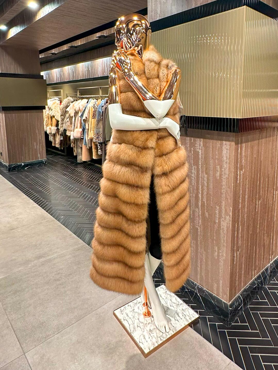 Mahal Hasan is synonymous with luxury and the highest quality in the world of fur and leather in Istanbul. We offer exclusive products crafted from the finest natural materials. Here, you will find a wide range of fur and leather jackets, fur coats, shearling coats, and vests that will become a true jewel in your wardrobe. If you are looking for where to buy fur and leather in Istanbul or where to buy a jacket in Istanbul, Mahal Hasan is the destination where you will discover the perfect blend of style and comfort.