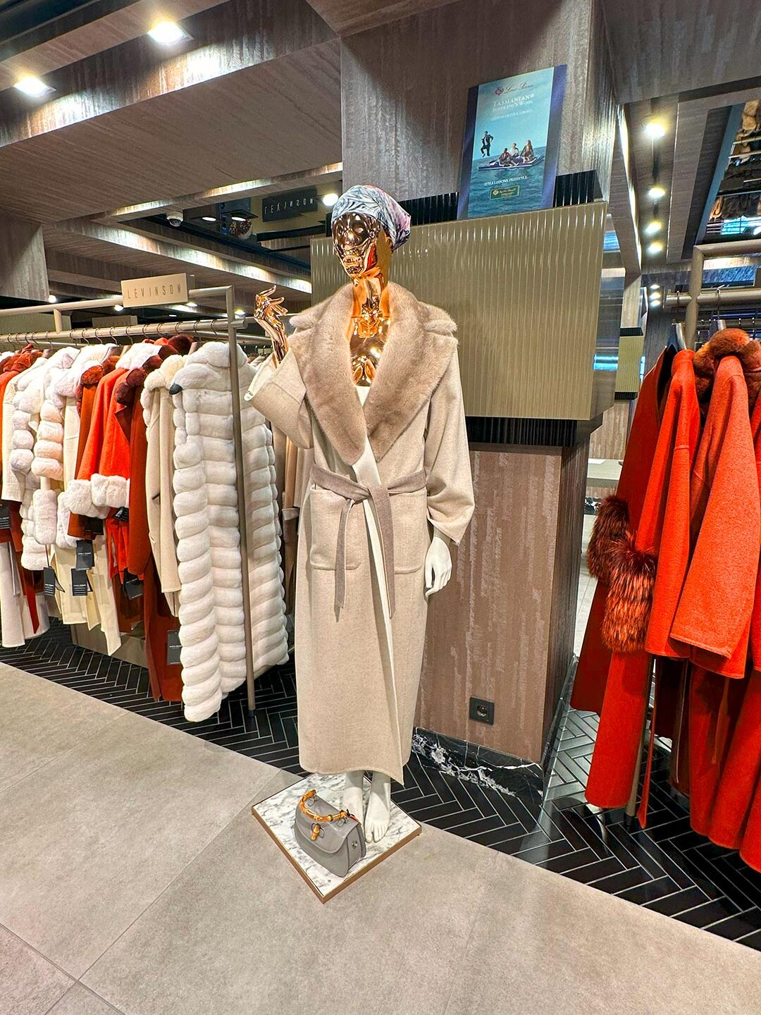 Mahal Hasan is synonymous with luxury and the highest quality in the world of fur and leather in Istanbul. We offer exclusive products crafted from the finest natural materials. Here, you will find a wide range of fur and leather jackets, fur coats, shearling coats, and vests that will become a true jewel in your wardrobe. If you are looking for where to buy fur and leather in Istanbul or where to buy a jacket in Istanbul, Mahal Hasan is the destination where you will discover the perfect blend of style and comfort.